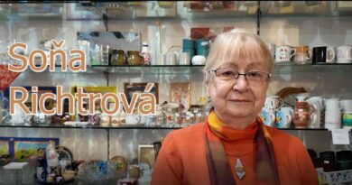 Držitelka ceny Křesadlo pomáhá v turnovském ADRA obchodě