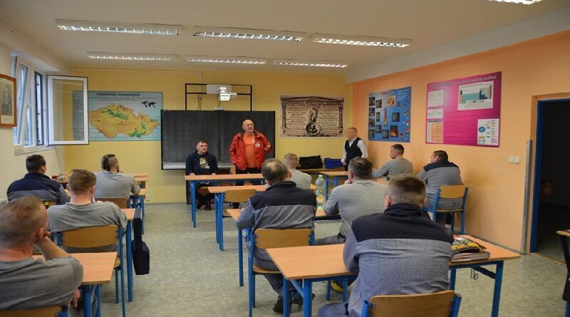 Dobrovolníci besedují s odsouzenými ve Školském vzdělávacím středisku Rýnovice